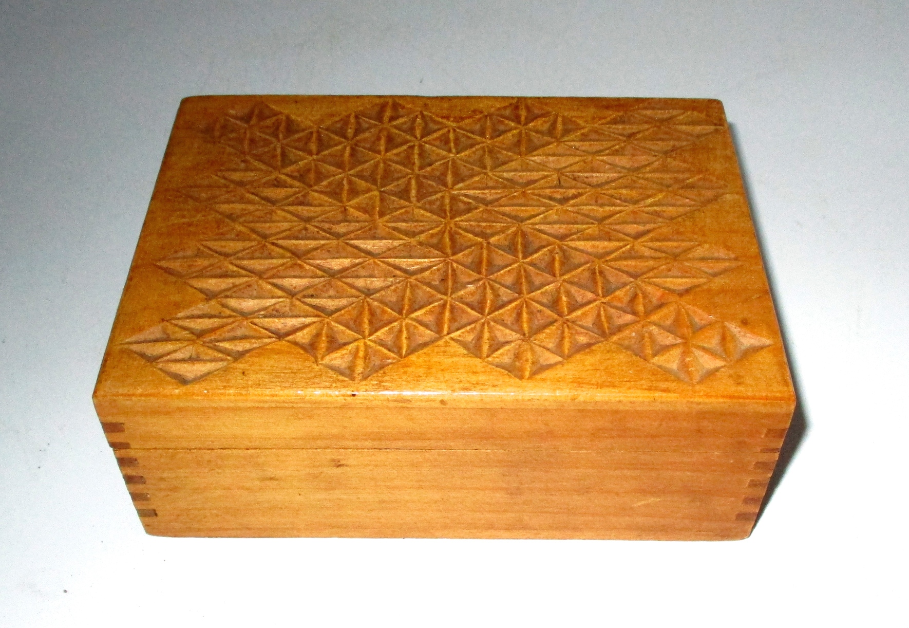 Ca. 1900 Dovetaled Pine Box w/Hand-carved Diamond Pattern in the Lid (2" x4" x5 1/2")